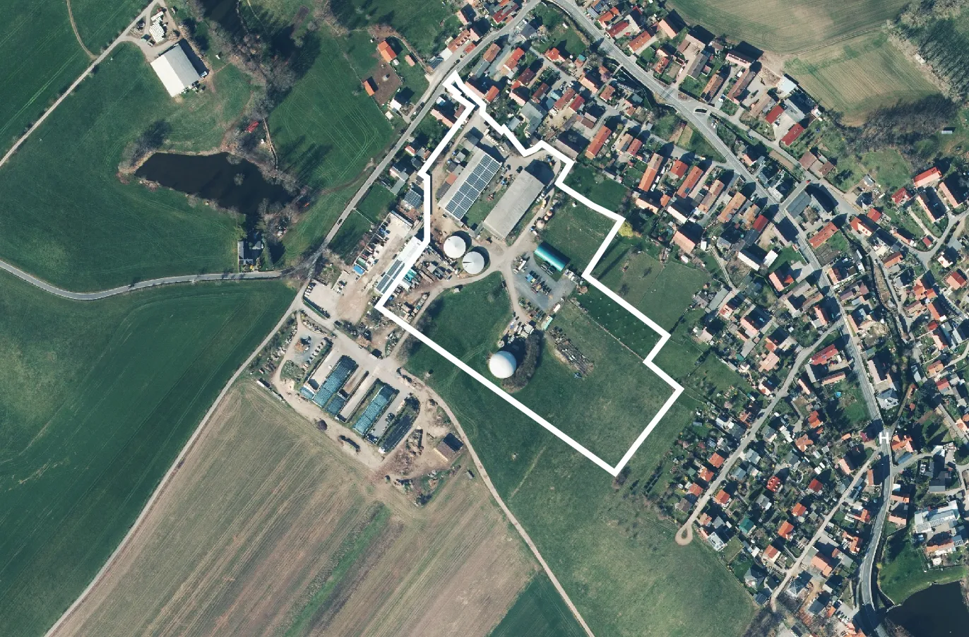 Luftbild von Volkersdorf mit eingezeichneter Grenze des Plangebiets zwischen Ortskern und Feldern